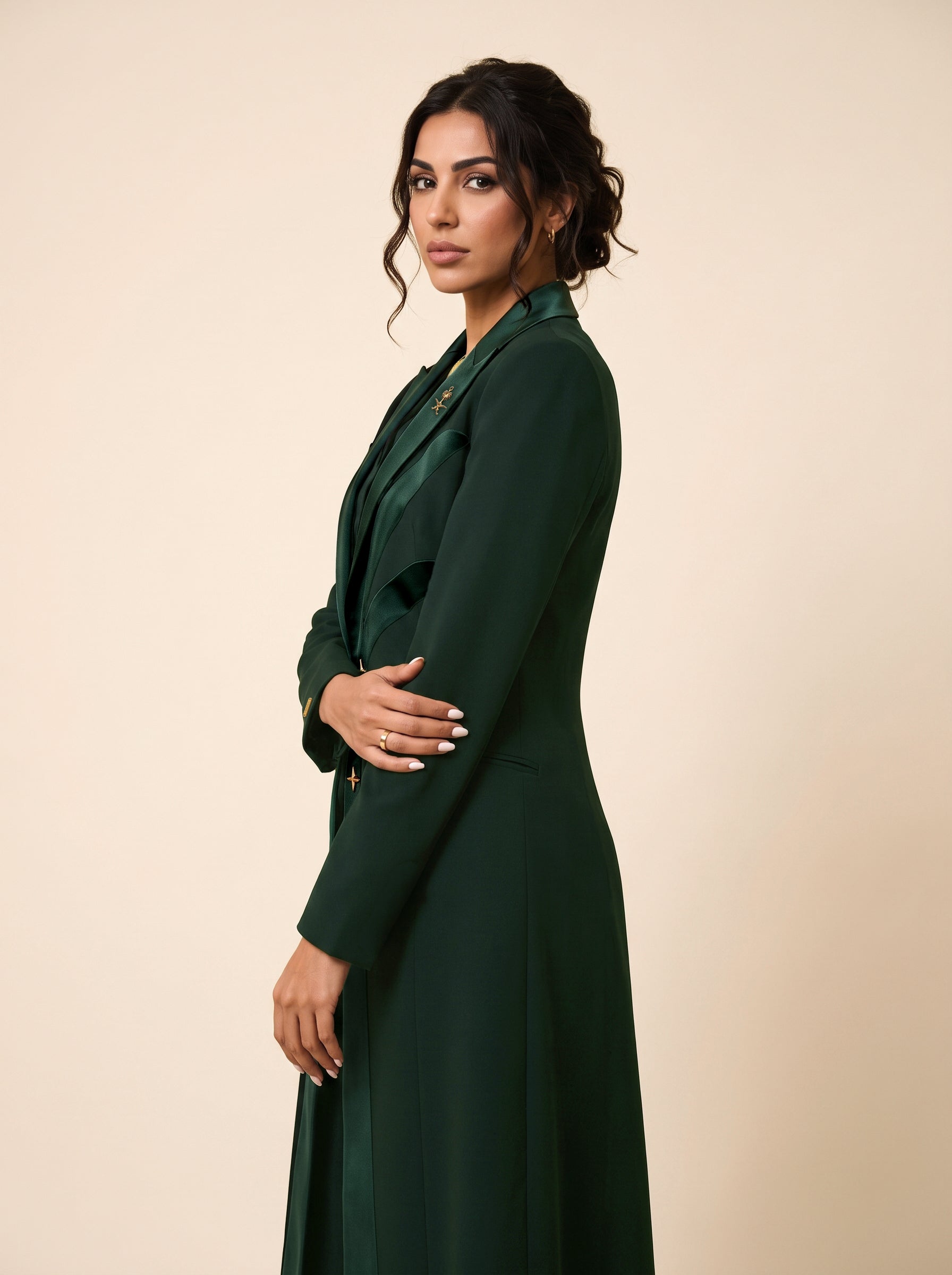 NAKHLAH blazer in Deep Saudi Green, three-quarter view of the flowing lines.